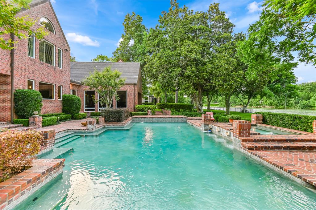 427 W Alkire Lake Dr, SUGAR LAND, TX 77478