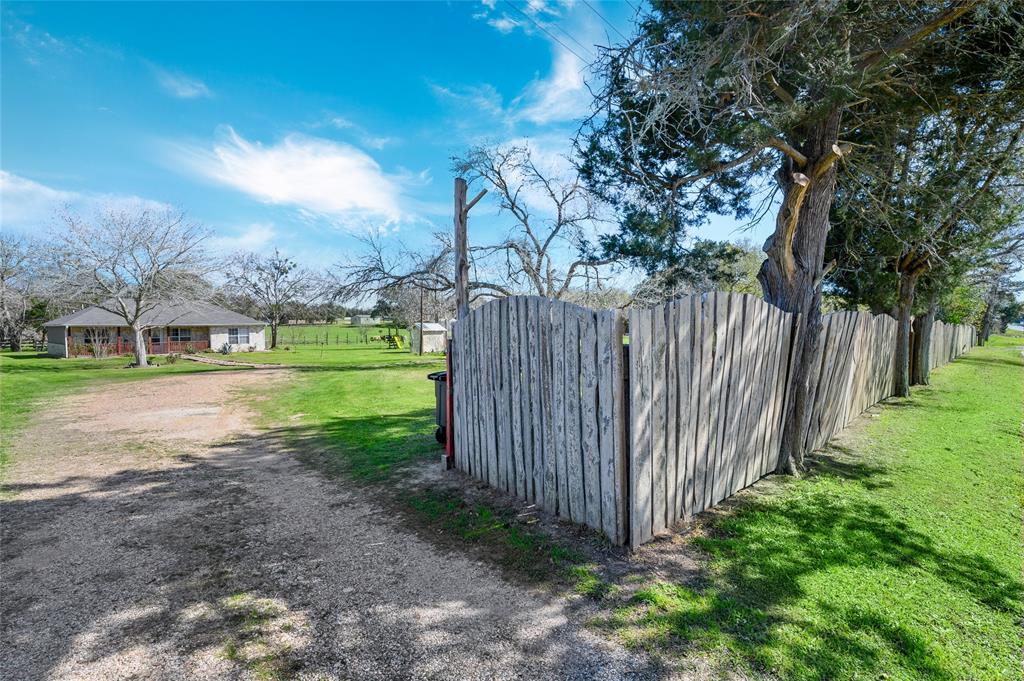 1785 Fm 109, NEW ULM, TX 78950