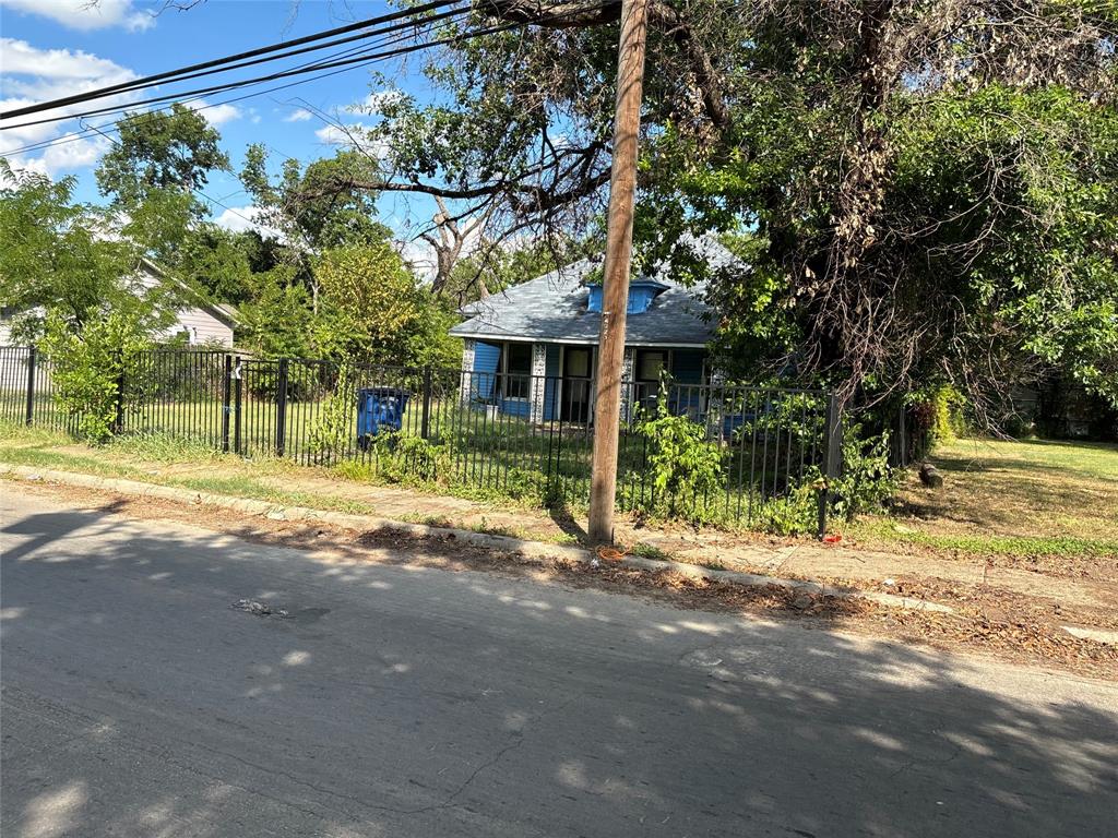 4322 Metropolitan Ave