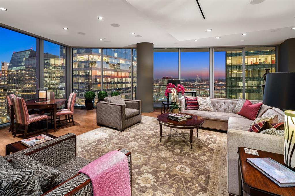 2900 McKinnon St Unit 1501  