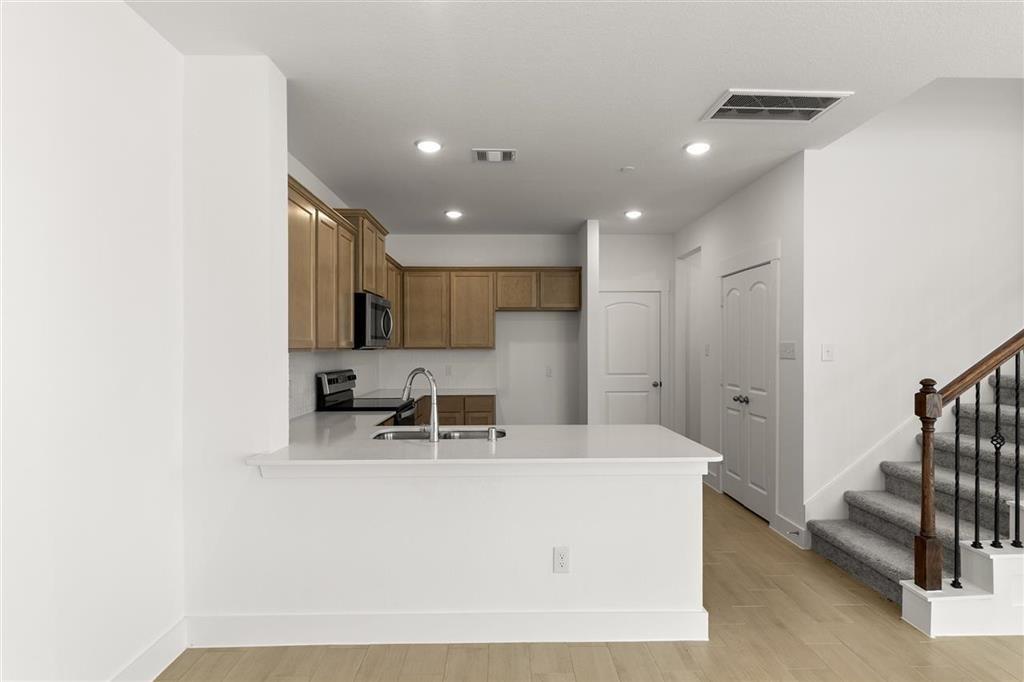 2215 Seven Oaks Blvd, TOMBALL, TX 77375