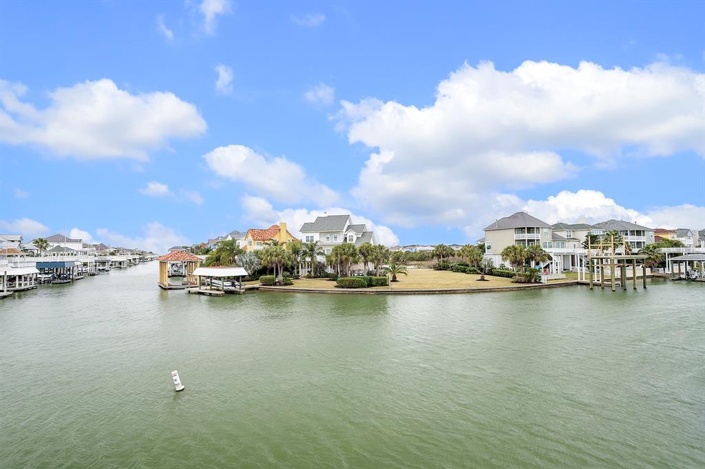 3639 Cove Ln, Galveston, TX 77554
