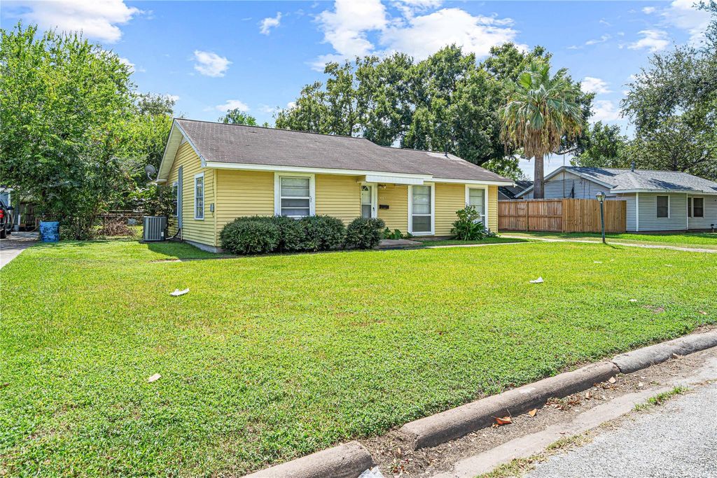 2220 7th St, GALENA PARK, TX 77547