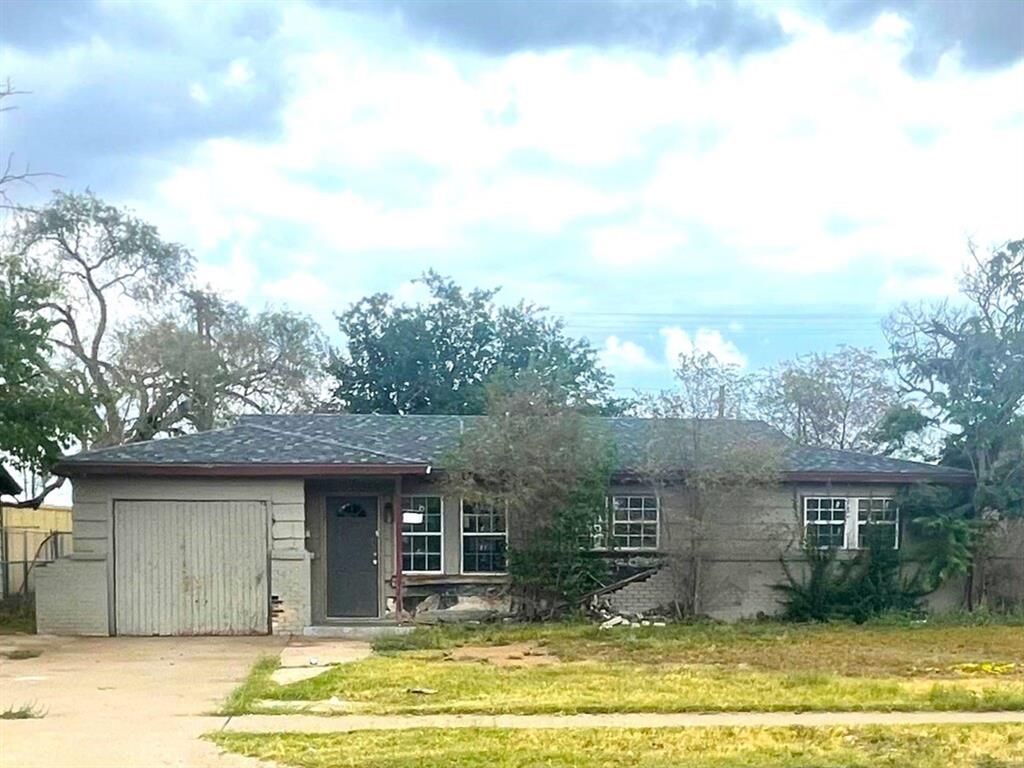 209 Redbud Ave  