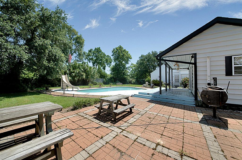 710 S Main St, ANAHUAC, TX 77514