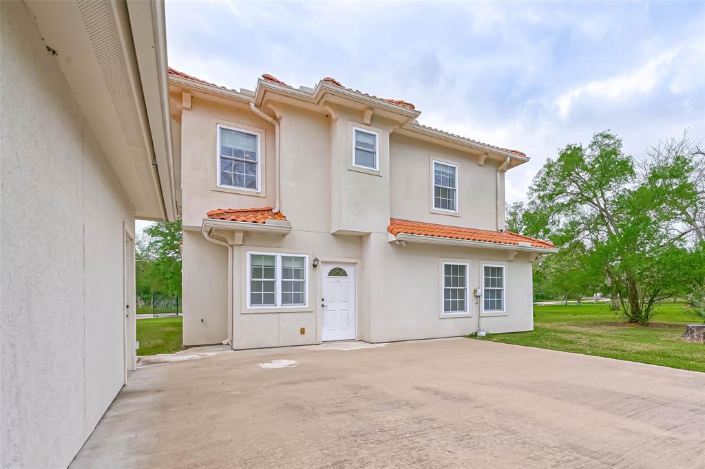 21727 Chenango Lake Dr, Angleton, TX 77515