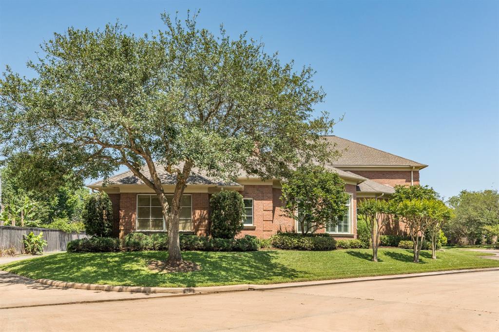 1 Heritage Oak Ct, LAKE JACKSON, TX 77566