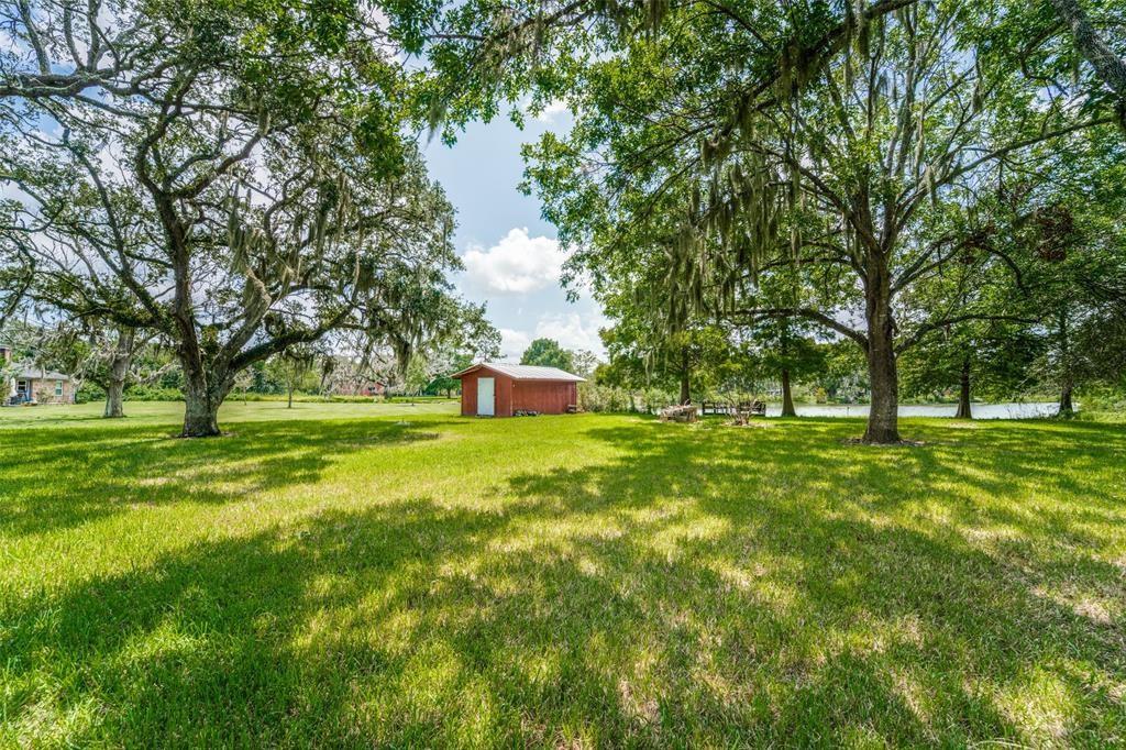 138 Lakewood Dr, ANGLETON, TX 77515