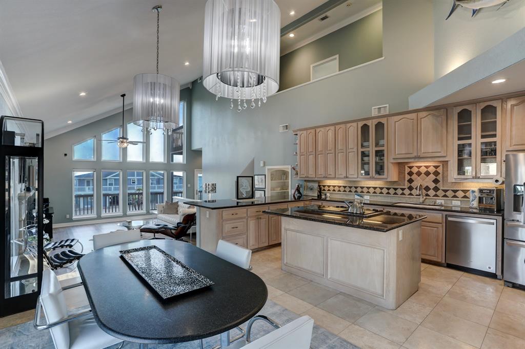 1406 Palmetto Dr, TIKI ISLAND, TX 77554